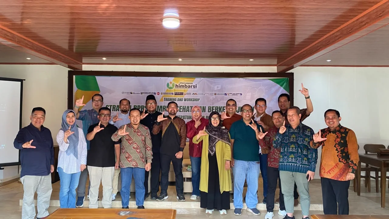 Foto: Jajaran direksi BPR Syariah se Provinsi Lampung bersama&nbsp;Mohamad Ridwan&nbsp;Manager Senior Pengawas Divisi Pengawasan LJK 1.